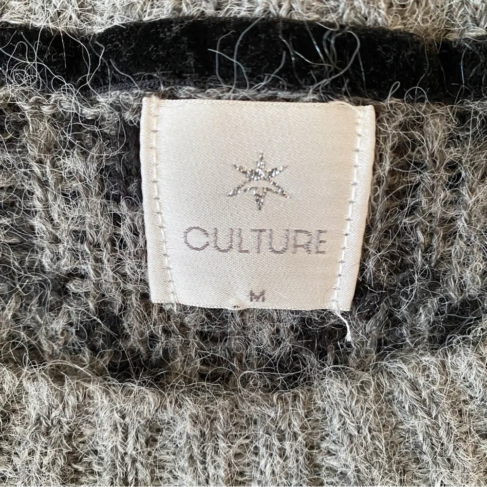 ❄️ CULTURE GREY BLACK GOLD CHEVRON LOOSE FIT KNIT SWEATER!